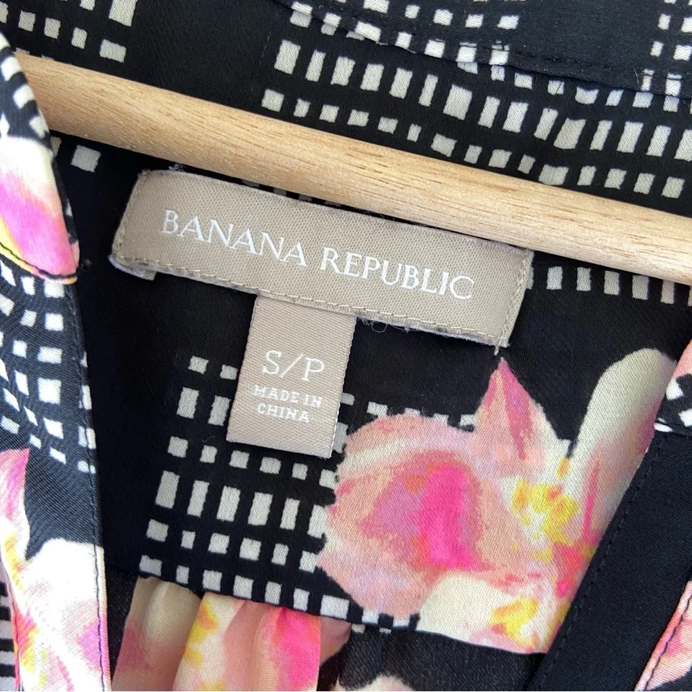 BANANA REPUBLIC BLACK/PINK FLORAL V-NECK SLEEVELESS TOP/BLOUSE, SMALL - Picture 7 of 8